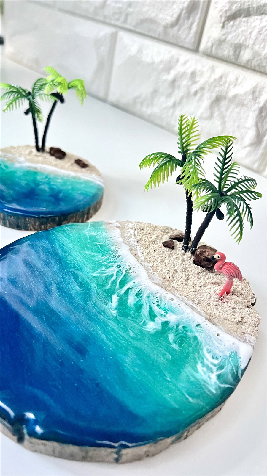 フラミンゴと小さな島を表現したレジンアート作品